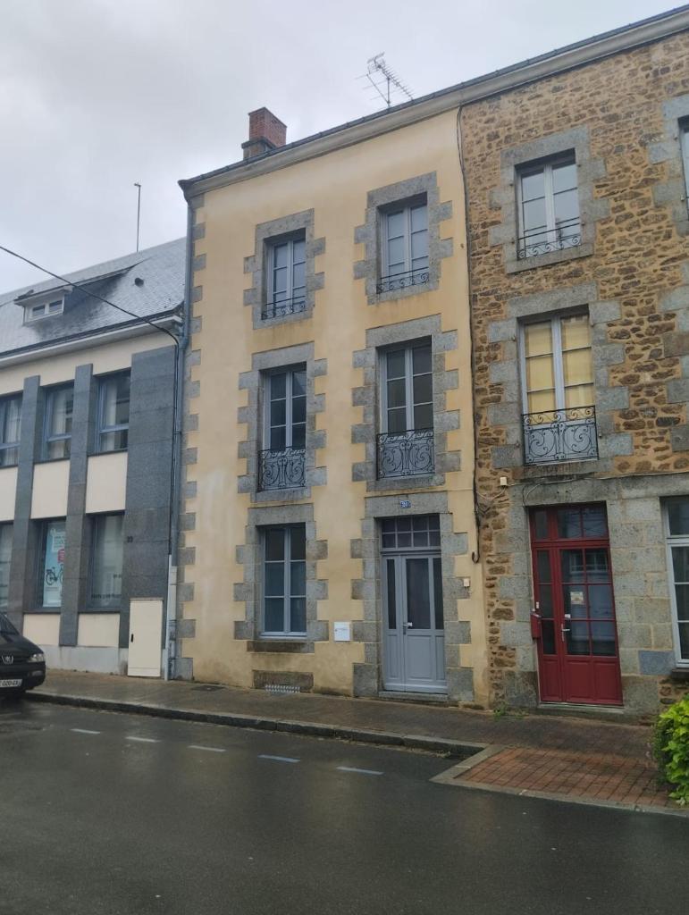 Petite maison de ville ernée centre photo 1