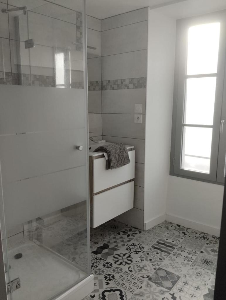 Petite maison de ville ernée centre photo 3