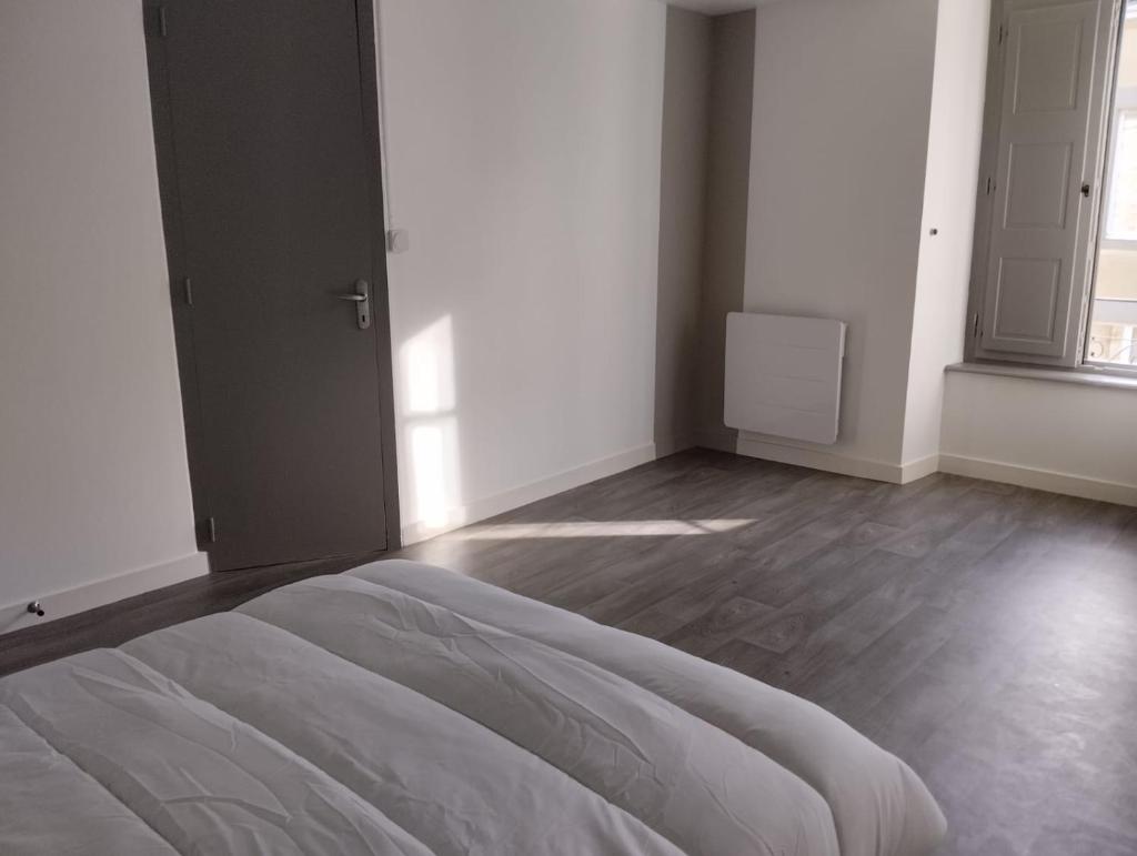 Petite maison de ville ernée centre photo 4