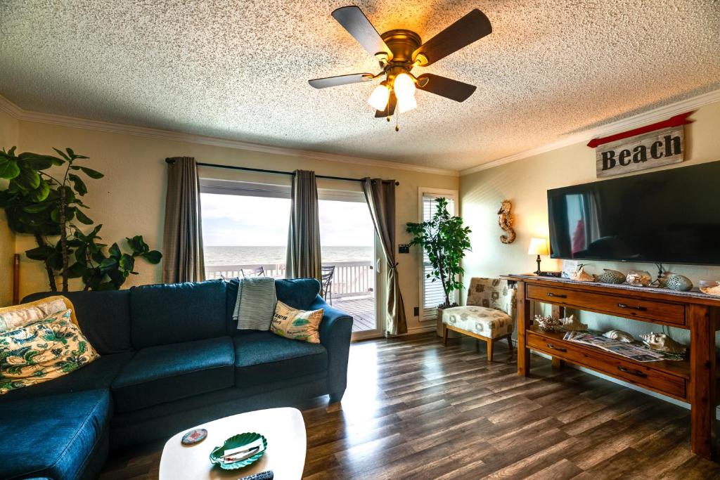 Bayfront Texas Escape with Balcony and Pool Access! photo 2