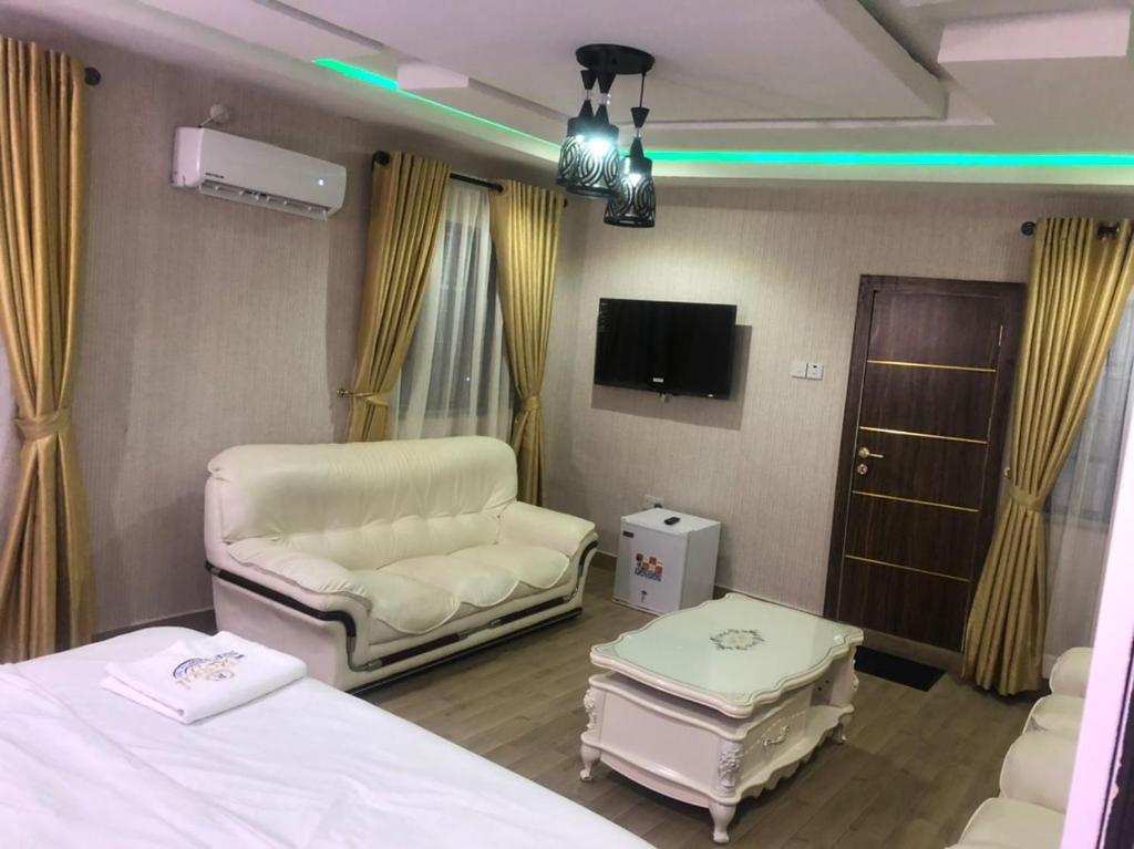 The Royale Premium Inn Iwo photo 1