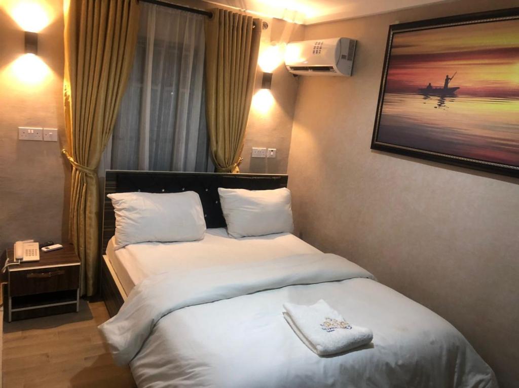 The Royale Premium Inn Iwo photo 2