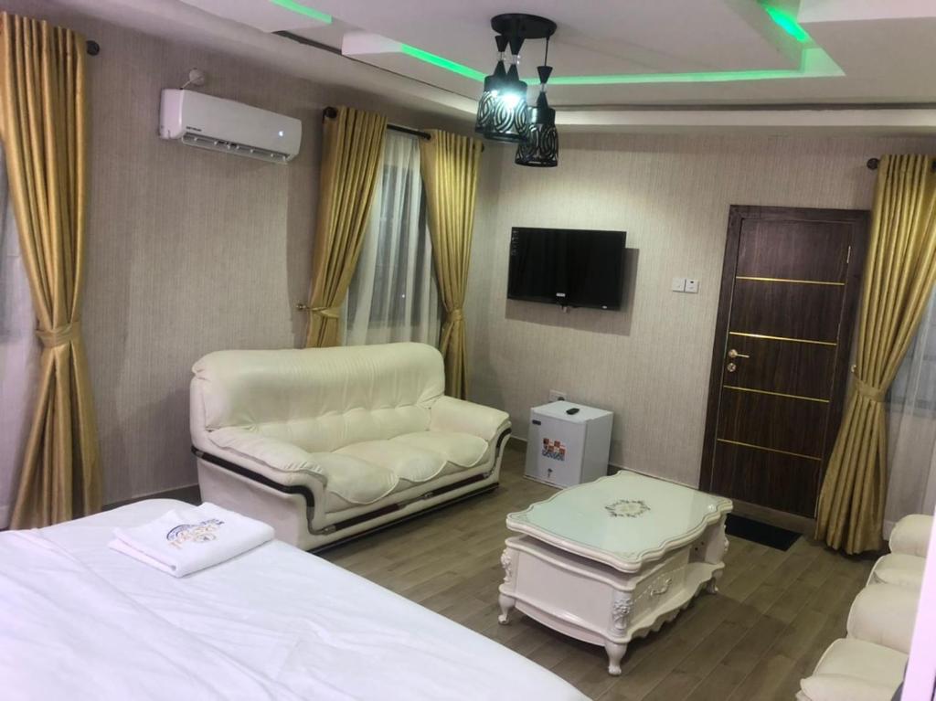 The Royale Premium Inn Iwo photo 3