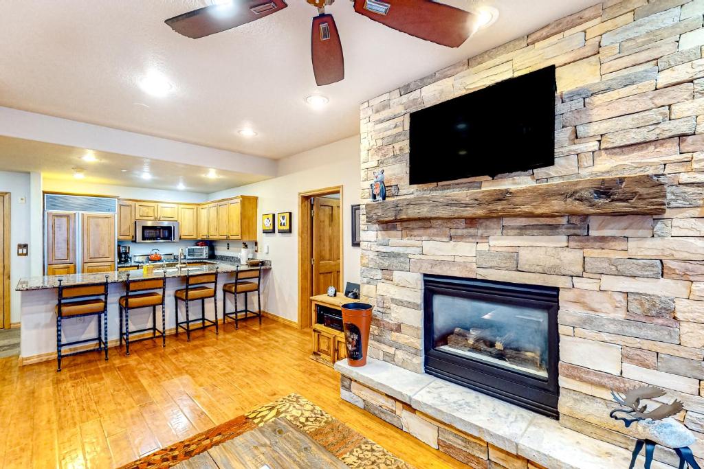 Aspenwood Lodge, Unit 203 photo 4