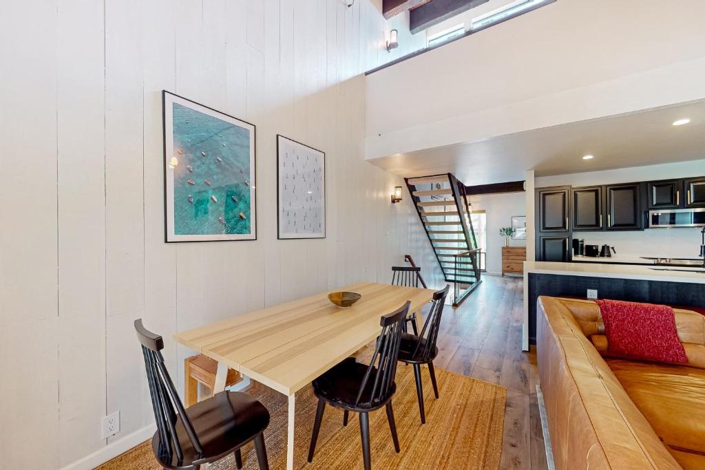 Modern Lake Tahoe Sanctuary photo 2