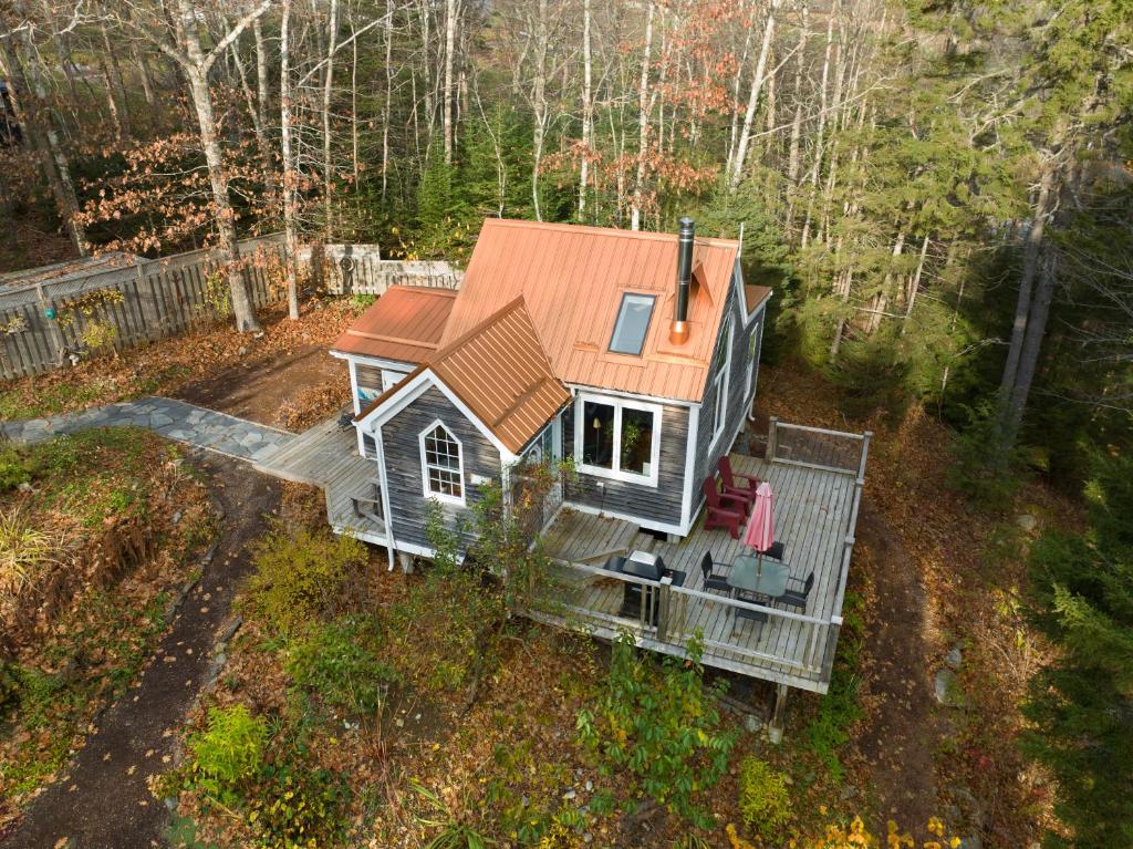 Quiet Riverside Retreat with 2 Fireplaces photo 1