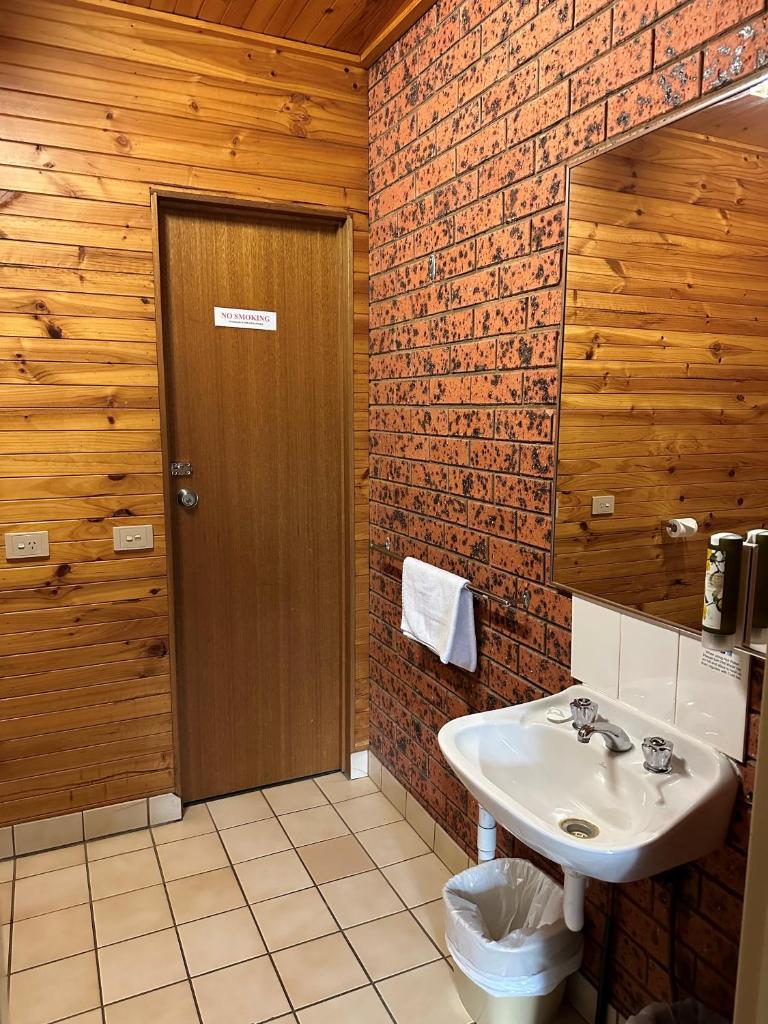 Merrijig Motor Inn Resort - Tap to explore photos