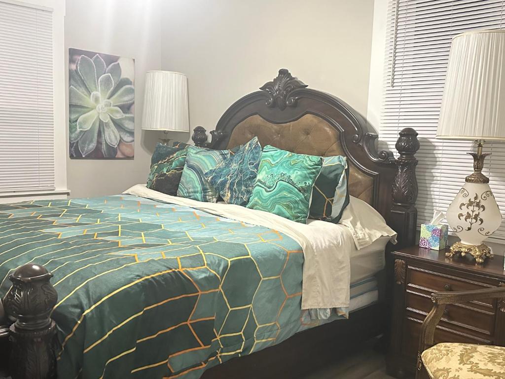 E Street Gallery King Bedroom in SHARED 2 Bedroom home photo 2