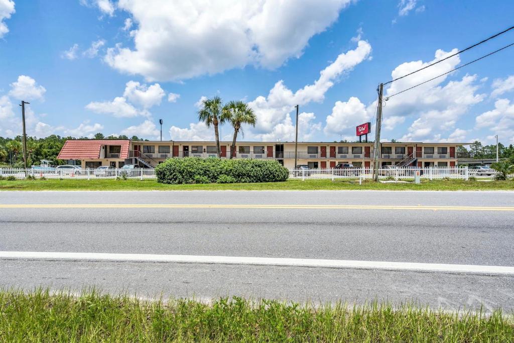 Red Roof Inn MacClenny image