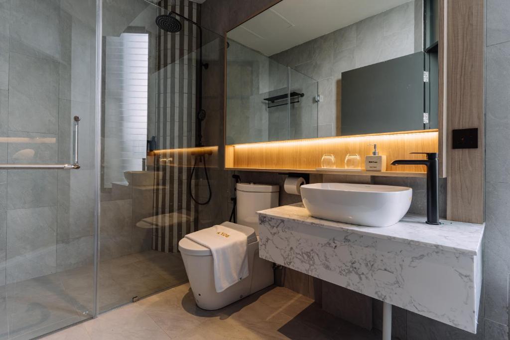 Impiana by Roxy Hotel - Tap to explore photos