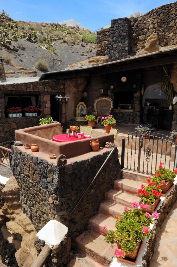 Castillo Lanzarote Villa 1 - Sleep in a Volcanic Cave photo 2