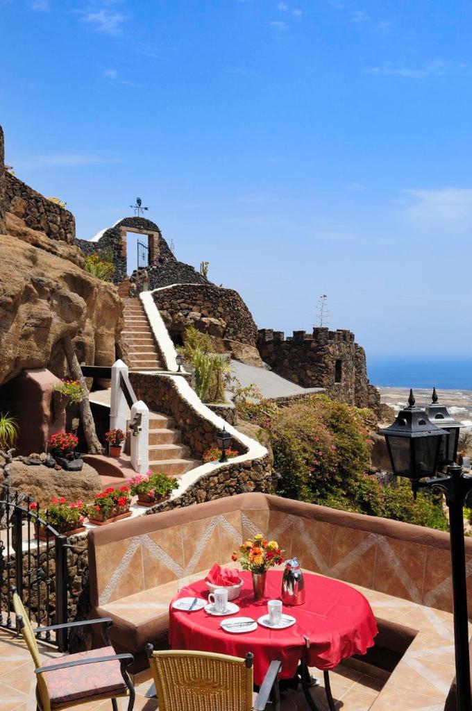 Castillo Lanzarote Villa 1 - Sleep in a Volcanic Cave photo 3