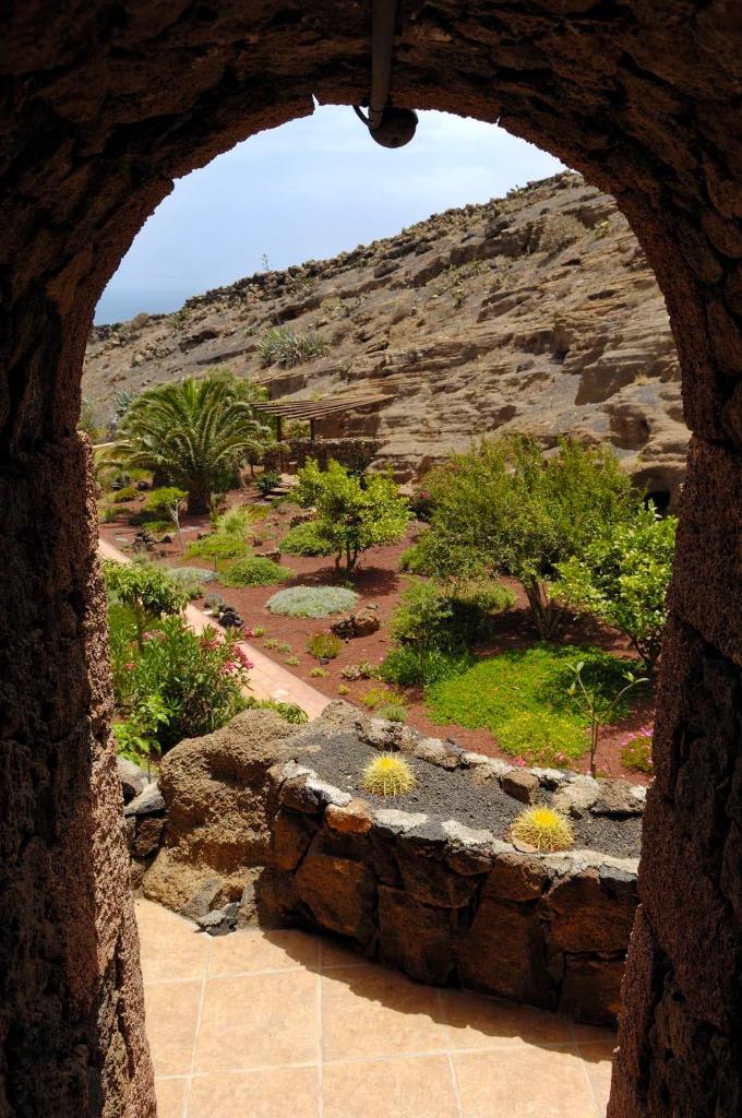 Castillo Lanzarote Villa 1 - Sleep in a Volcanic Cave photo 4