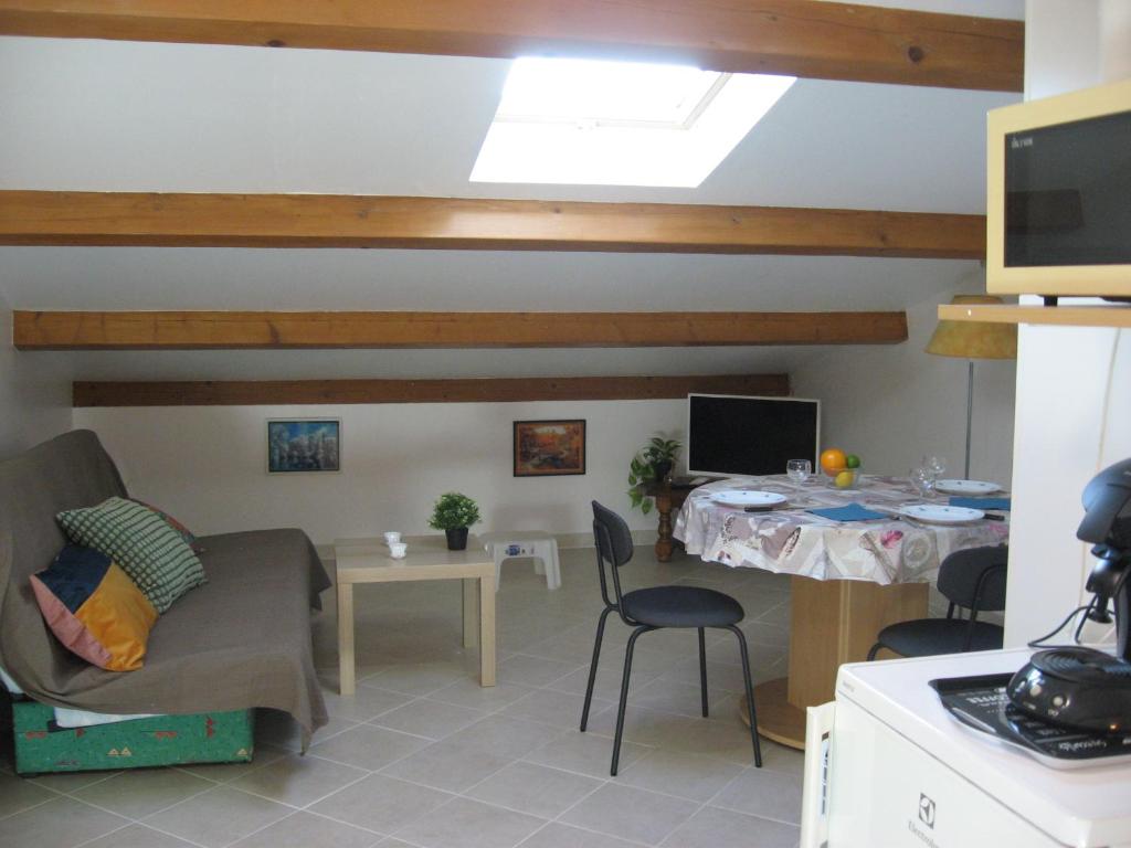 T 2 avec velux au 1er étage de 34 m2 photo 1