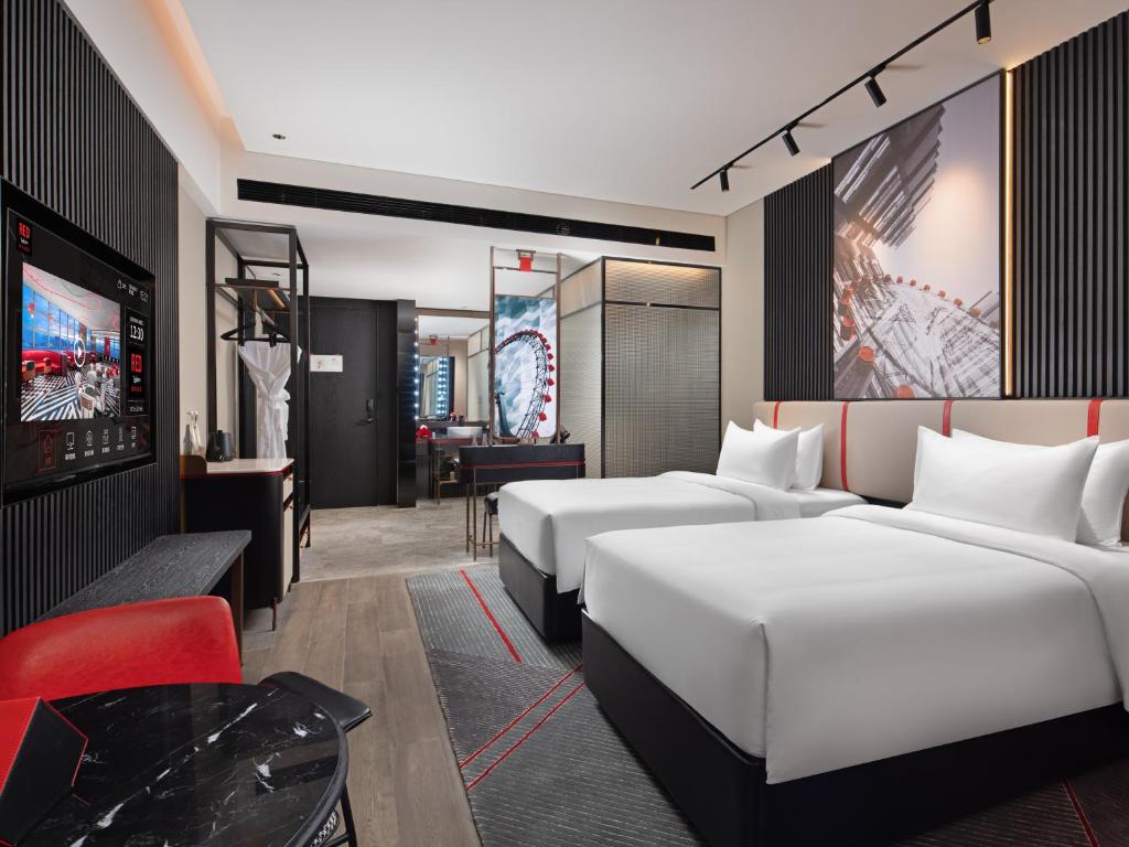 Radisson RED Hotel Zhuhai Gongbei Port photo 2