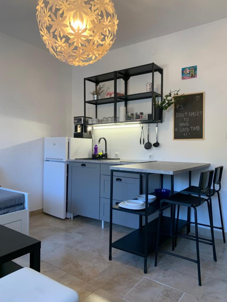 Studio apartment photo 1