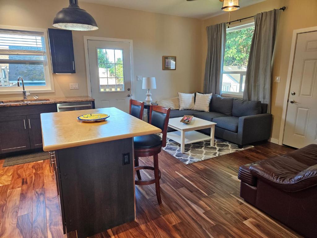 THURBER HOUSE photo 2