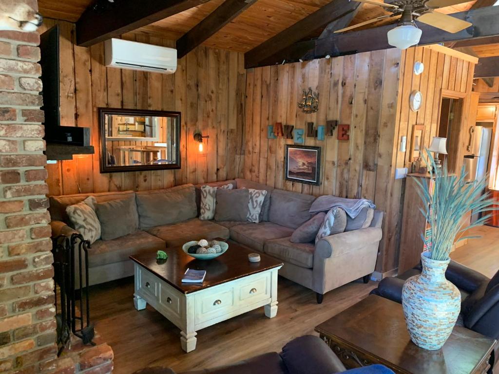 Haley’s Point Lakeside Retreat photo 2