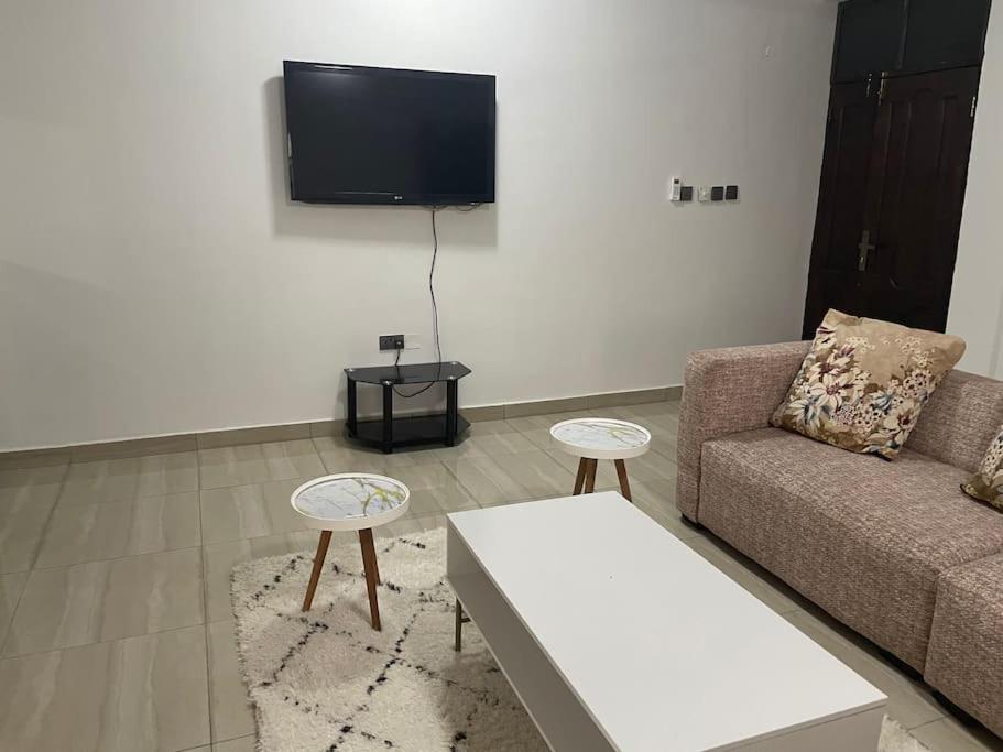 Bright & Beautiful 2-Bed Apartment, Central Kumasi photo 2