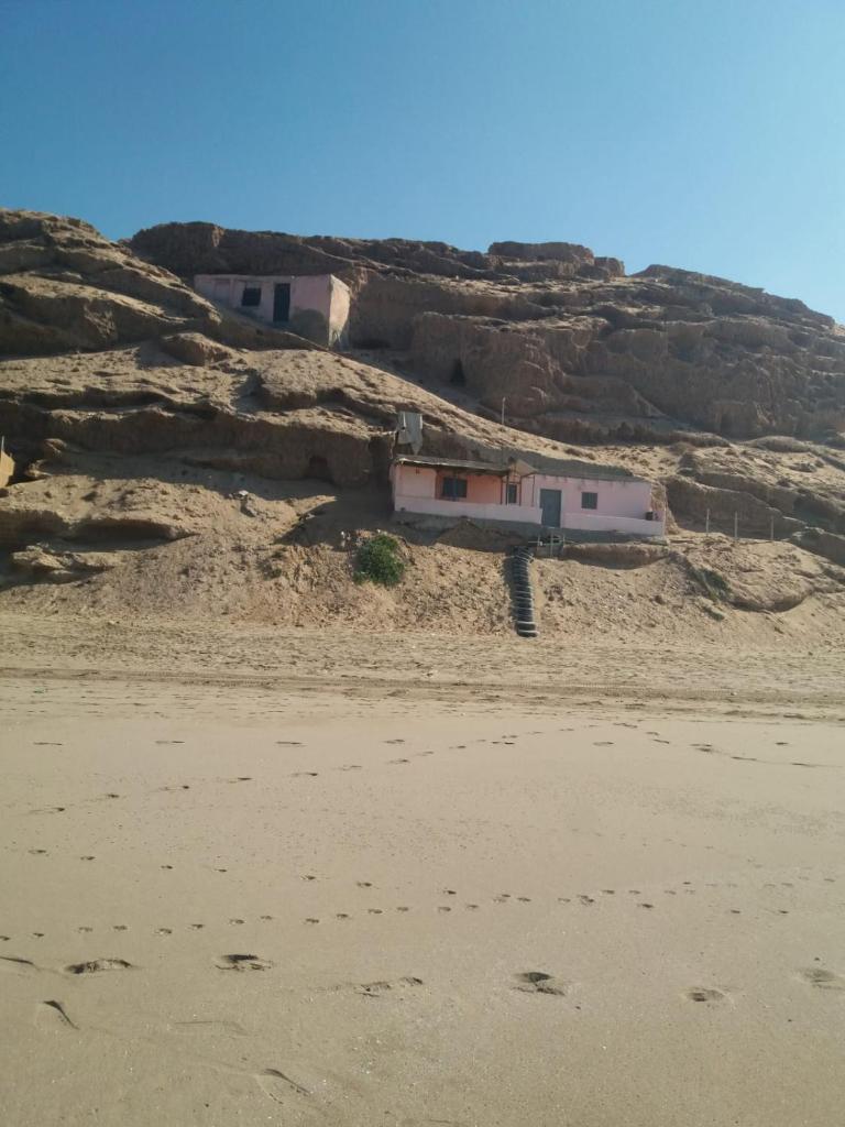 Cave's on to the beach photo 4