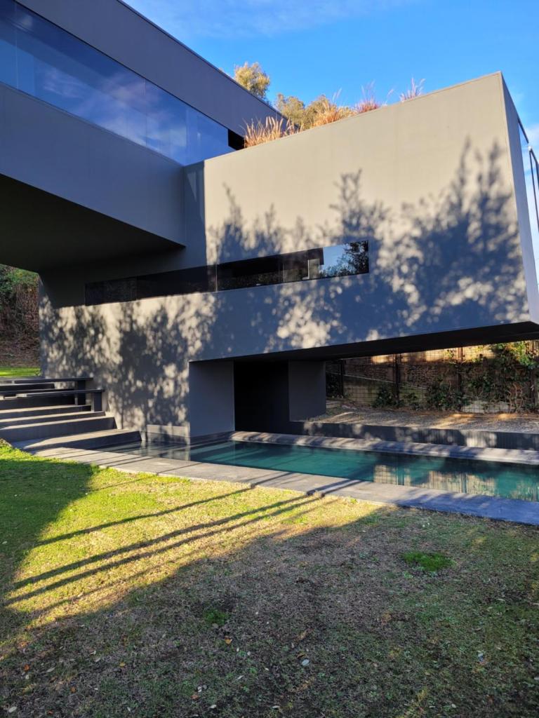 the black line house photo 3