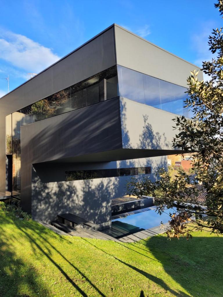 the black line house photo 2