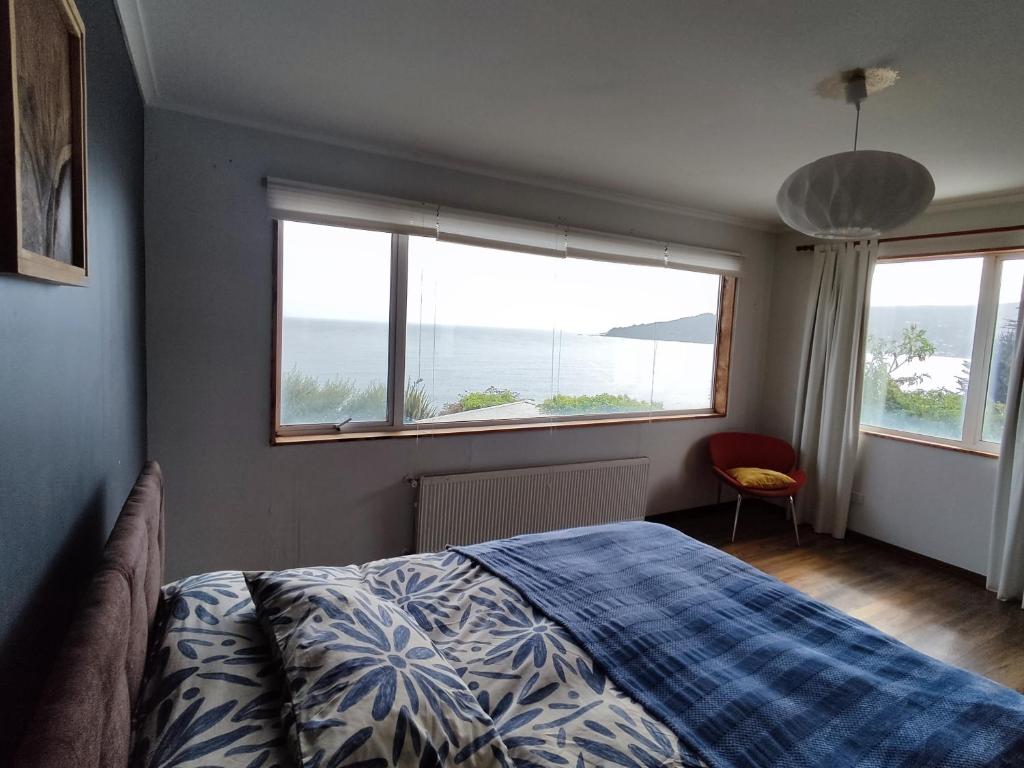 Habitación amplia con baño en suite y vista al mar