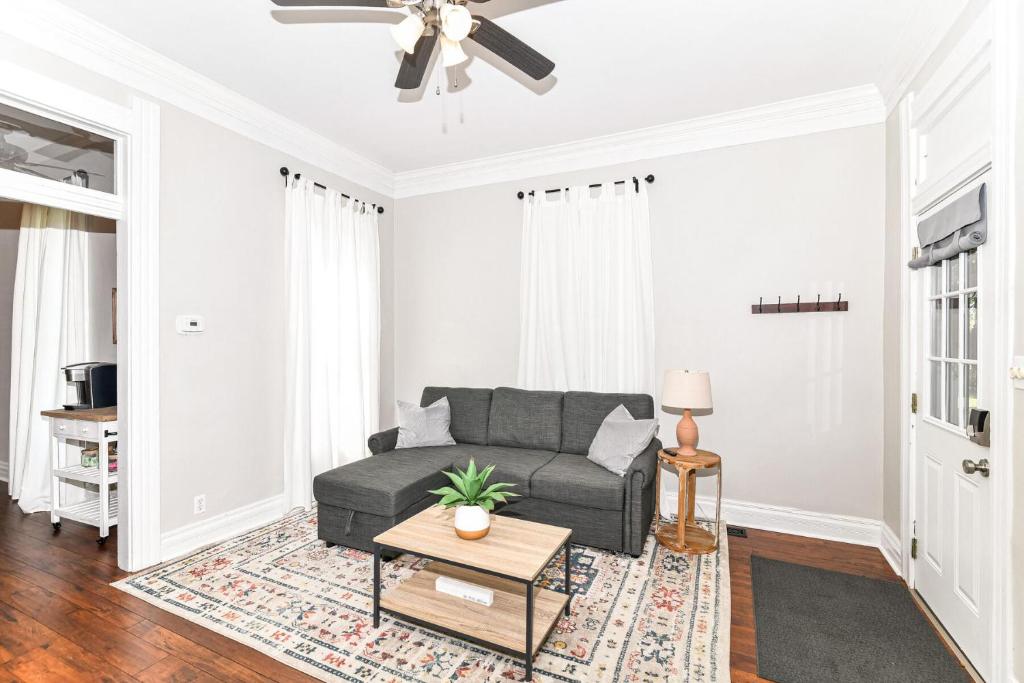 Cheerful 2-Bedroom Cottage in Downtown Noblesville photo 4
