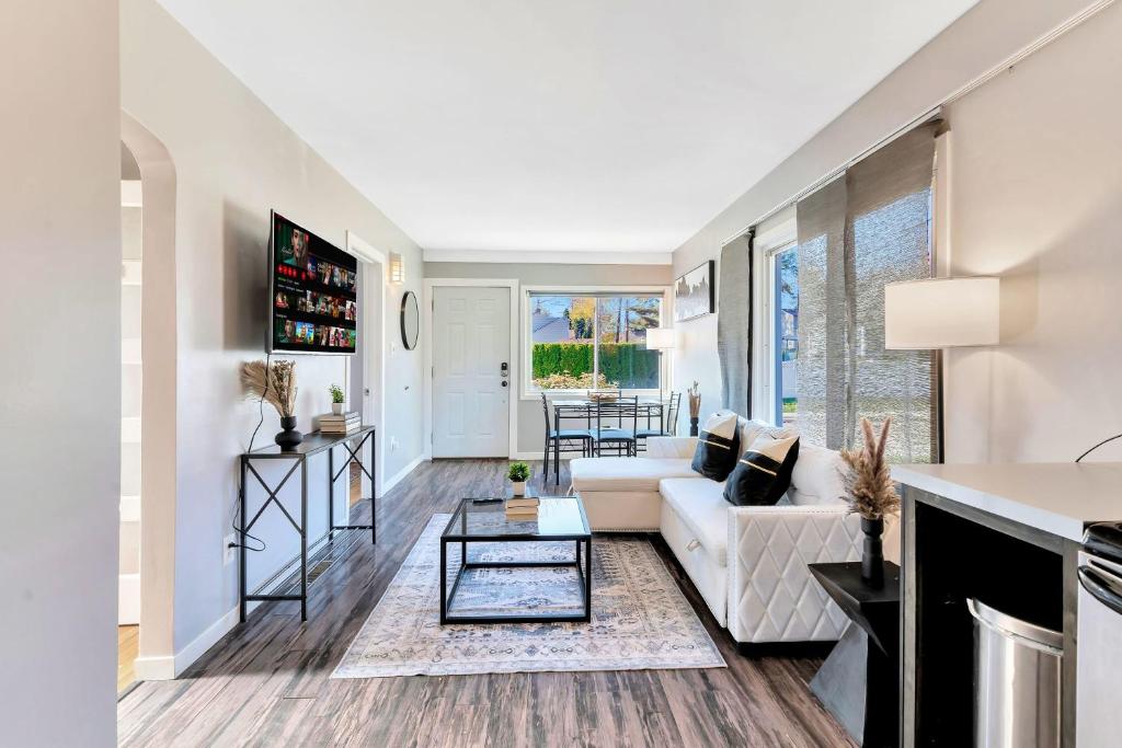 Trendy Cute Home in Calm Neighborhood
