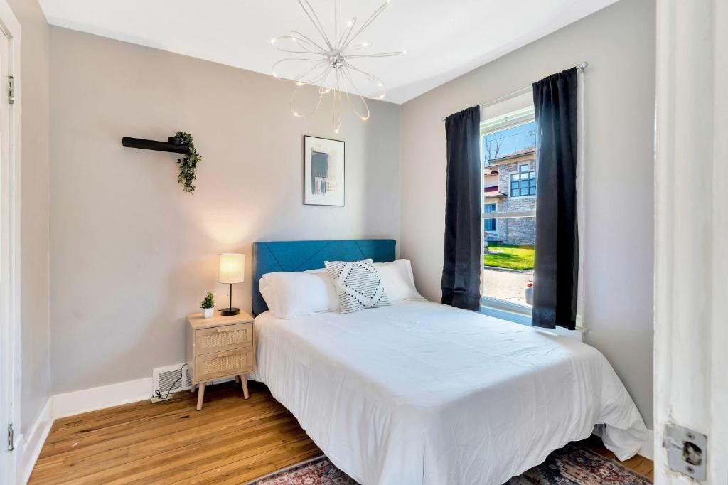 Trendy Cute Home in Calm Neighborhood photo 3