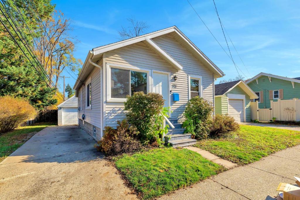 Trendy Cute Home in Calm Neighborhood photo 4