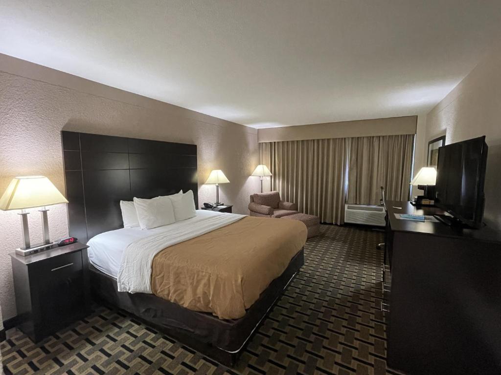 Quality Inn & Suites Cincinnati Downtown photo 2