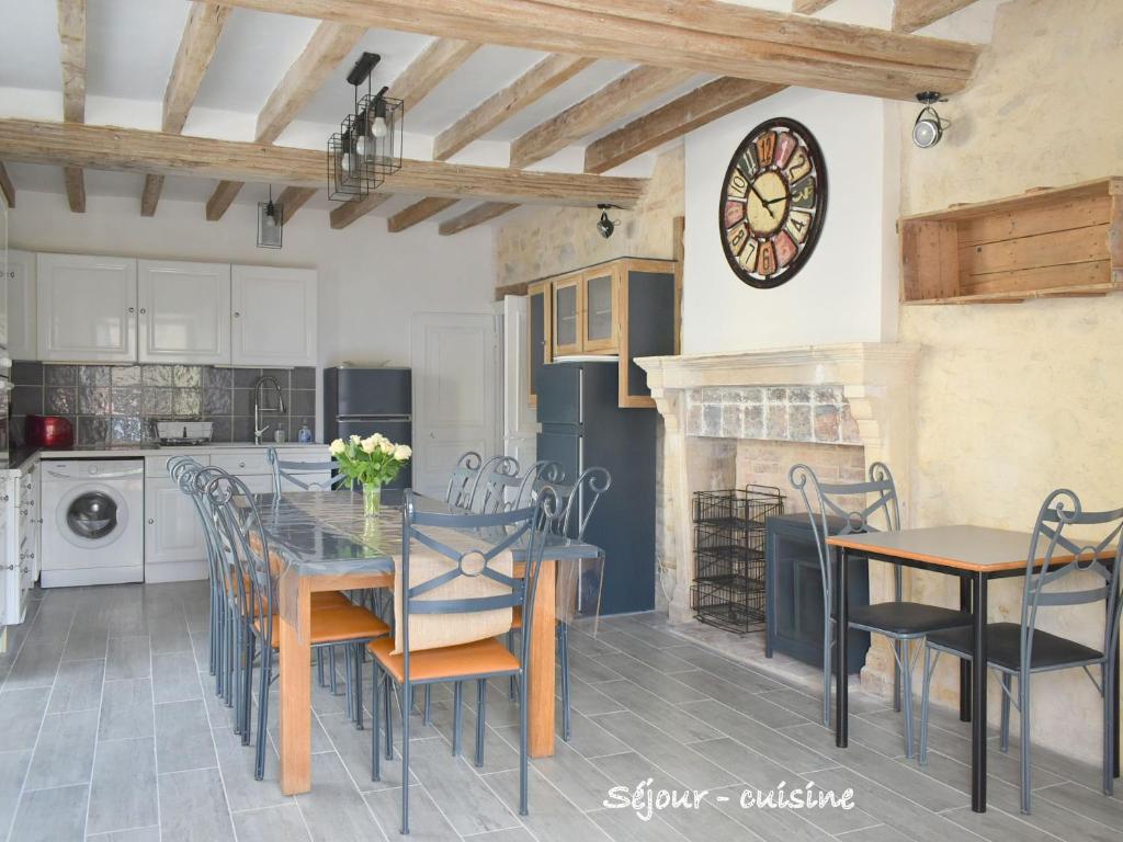 Gîte Chemiré-en-Charnie, 5 pièces, 14 personnes - FR-1-410-297 photo 4