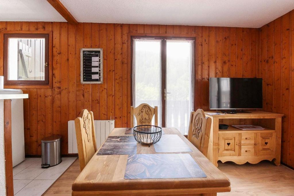 La Griaz - Chaleureux et cosy -Vue sur les montagnes - grand balcon photo 3