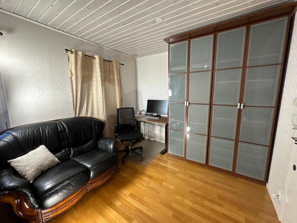 Stockholm-Arlanda privat rum i rymlig villa gratis wifi 1Gb fiber parkering Room1 photo 2