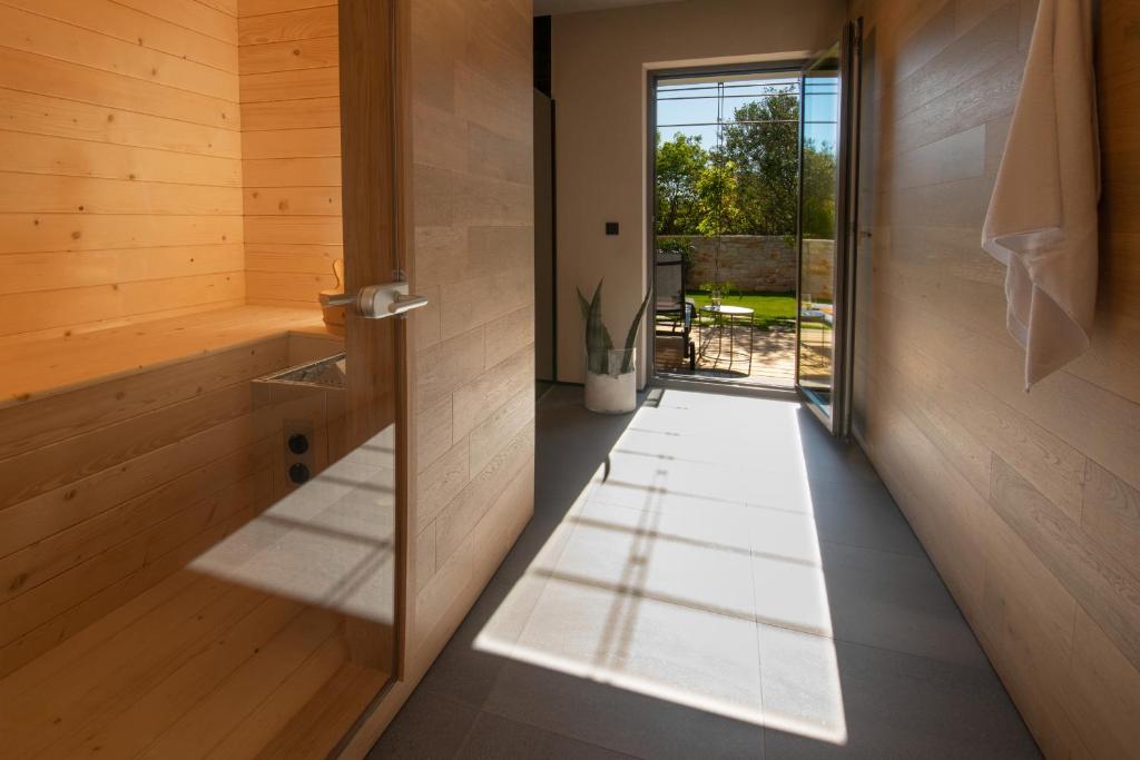 Casa Arbor Blanco in Fazana with heated pool, sauna & sea view only 500 meters from the beach photo 2