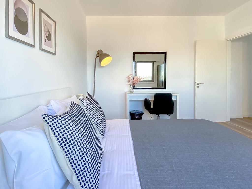 Phaedrus Living: Ourania City Heights Flat photo 2