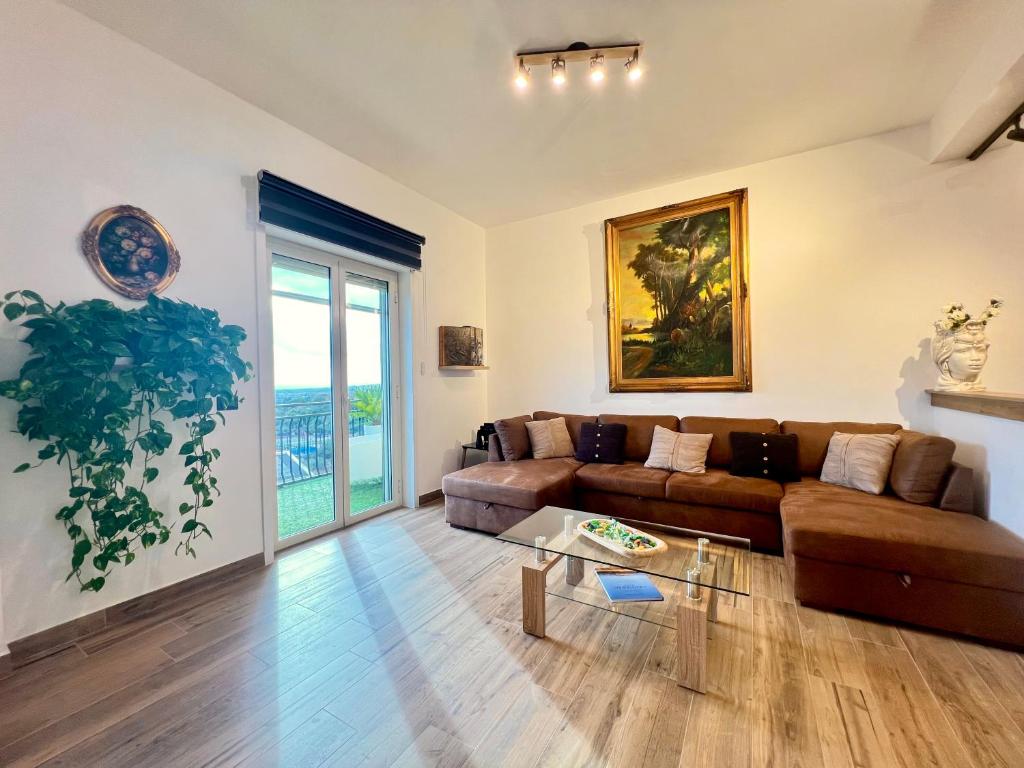 Carrubba's luxury home photo 3