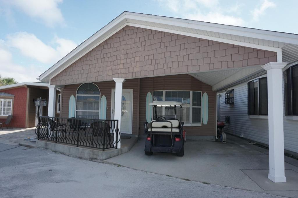Venture Out 611 Seabreeze Dr Comes WITH GOLF CART photo 2