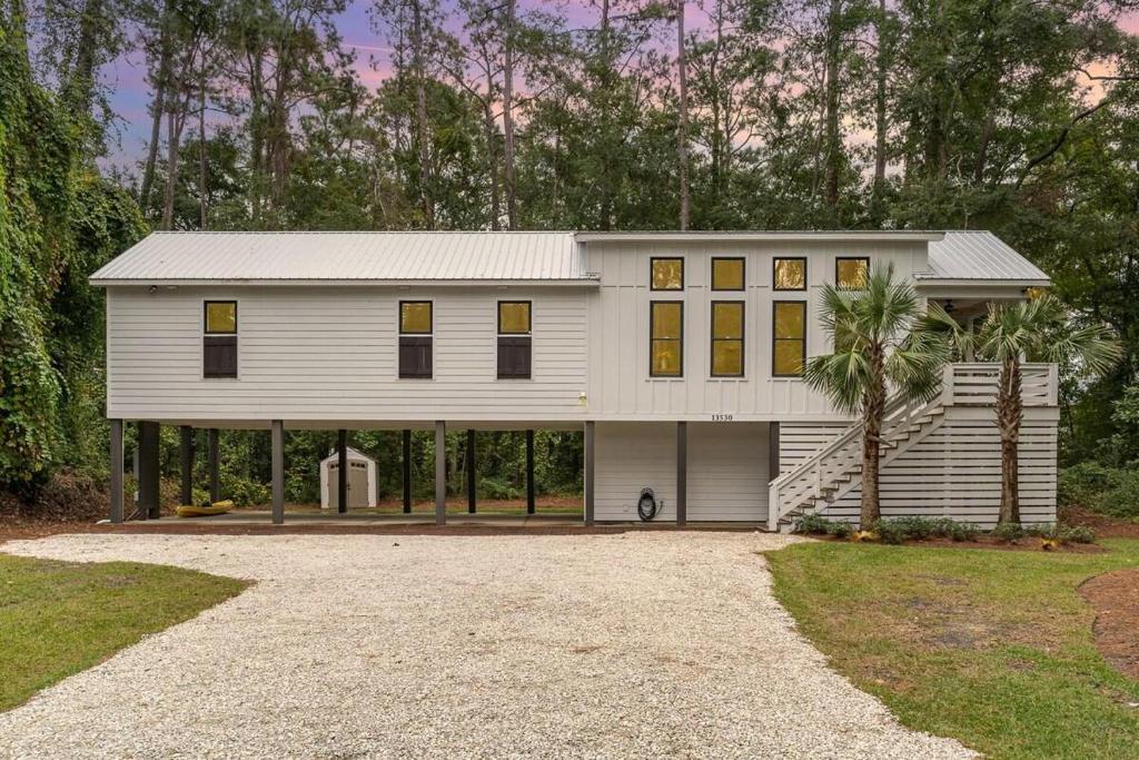 Bright Modern 4 Bedroom House Near Beach