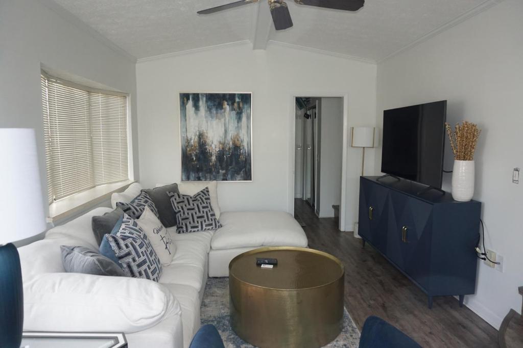 Venture Out 436 Snook Ln Comes with Large GOLF CART photo 3