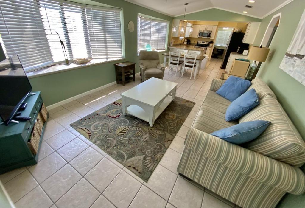 Venture Out 400 N Marlin Dr Comes WITH GOLF CART photo 2