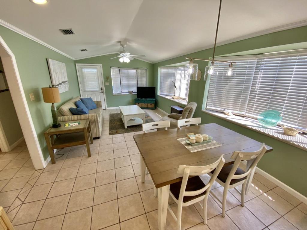 Venture Out 400 N Marlin Dr Comes WITH GOLF CART photo 3