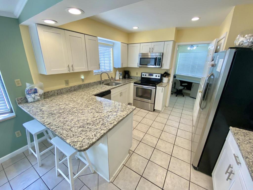 Venture Out 400 N Marlin Dr Comes WITH GOLF CART photo 4
