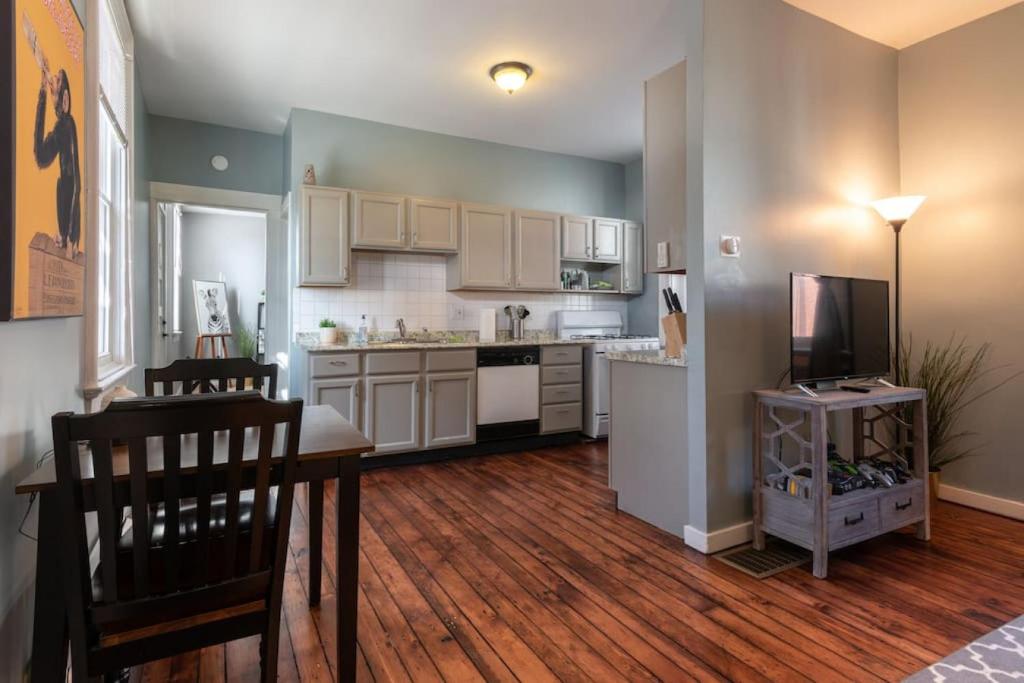 Cozy Apt in Walkable Area Downtown with Parking photo 1