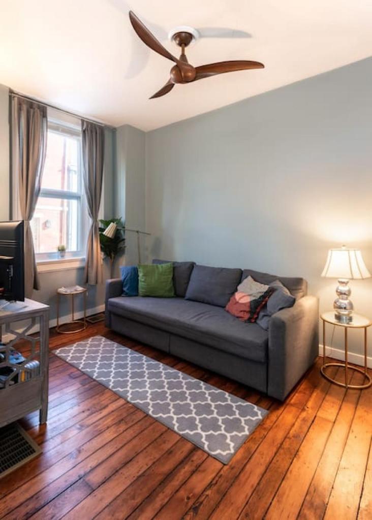 Cozy Apt in Walkable Area Downtown with Parking photo 2