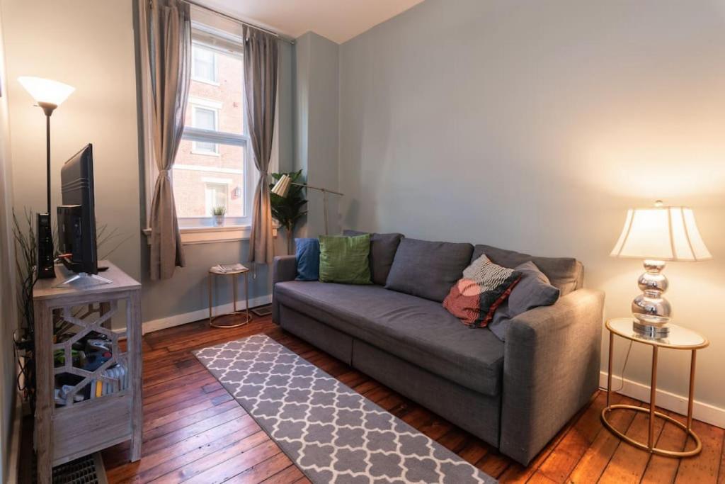 Cozy Apt in Walkable Area Downtown with Parking photo 3