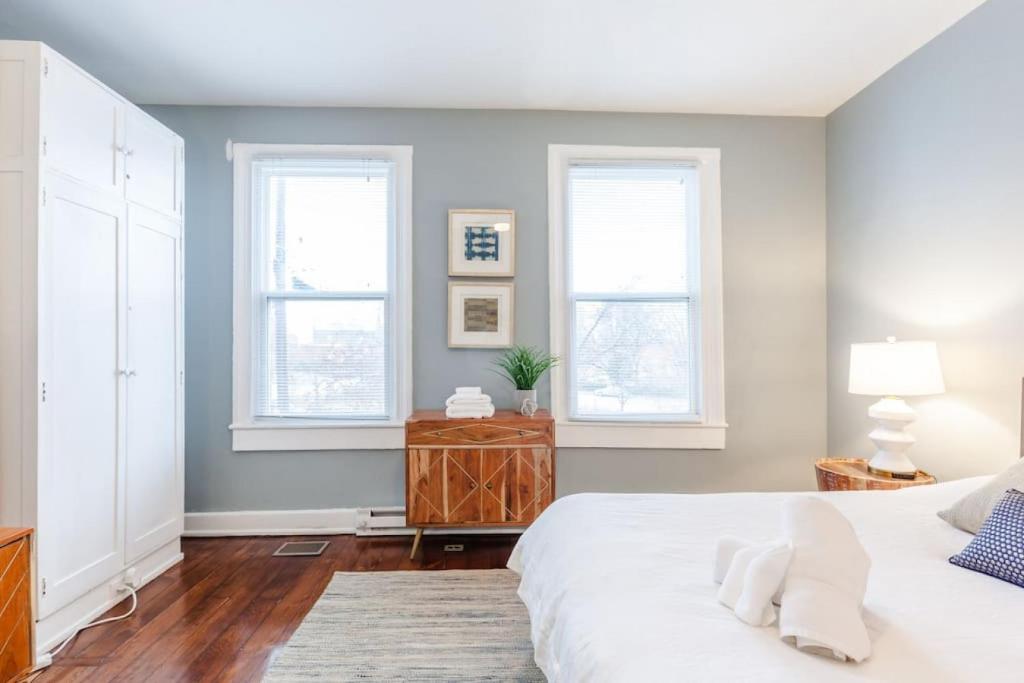 Stylish Flat in Walkable Downtown w Parking photo 2