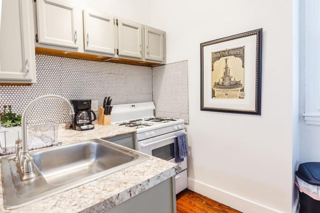 Stylish Flat in Walkable Downtown w Parking photo 3
