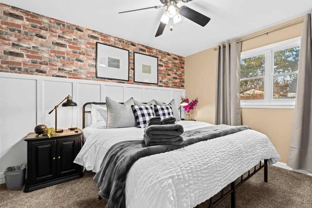 Cozy 3BR Home Friendly City of Hazel Park image